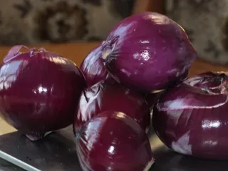 Aromatyczne śledzie z czerwoną cebulą i suszonymi śliwkami - 7
