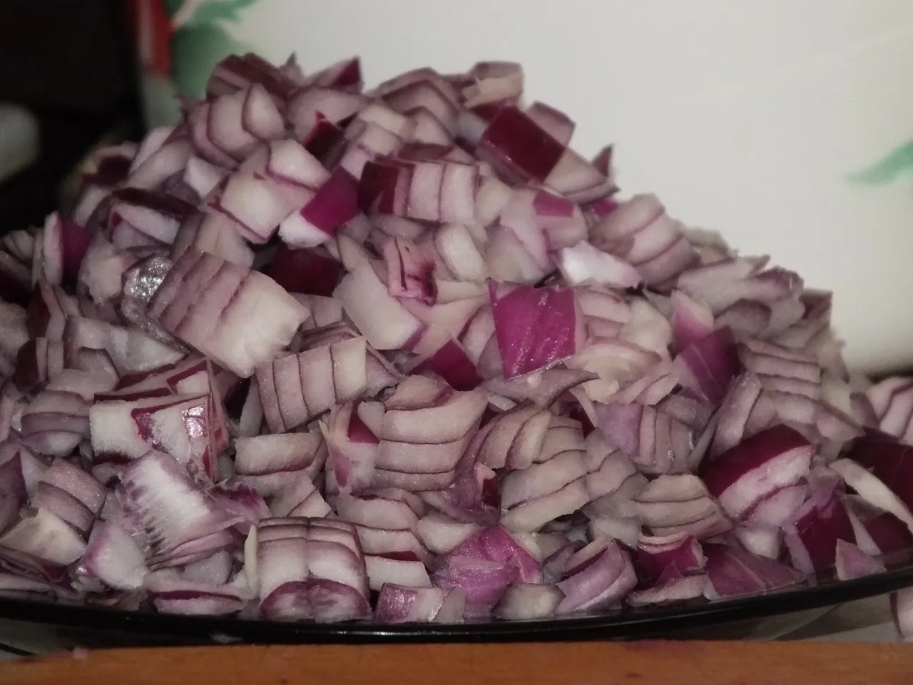 Aromatyczne śledzie z czerwoną cebulą i suszonymi śliwkami