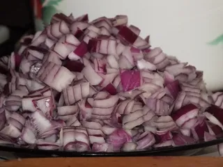 Aromatyczne śledzie z czerwoną cebulą i suszonymi śliwkami - 8