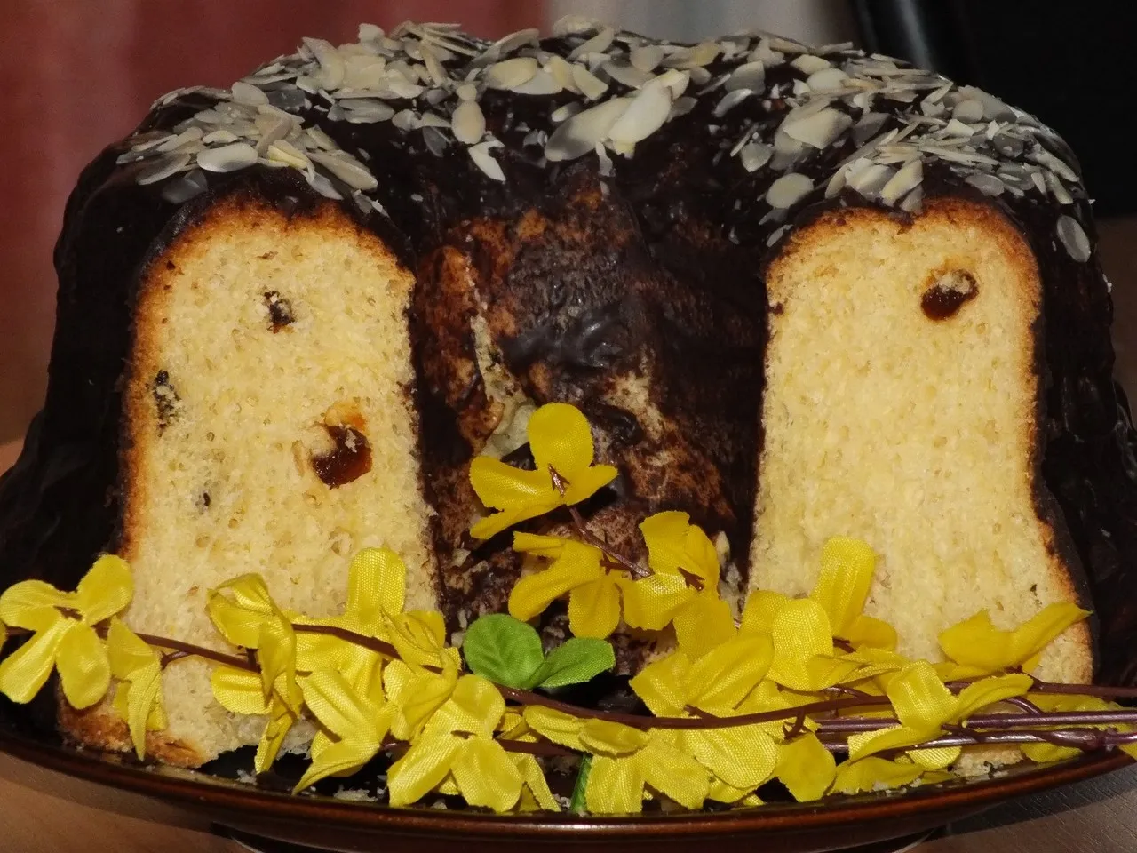 Wielkanocna babka drożdżowa z rodzynkami