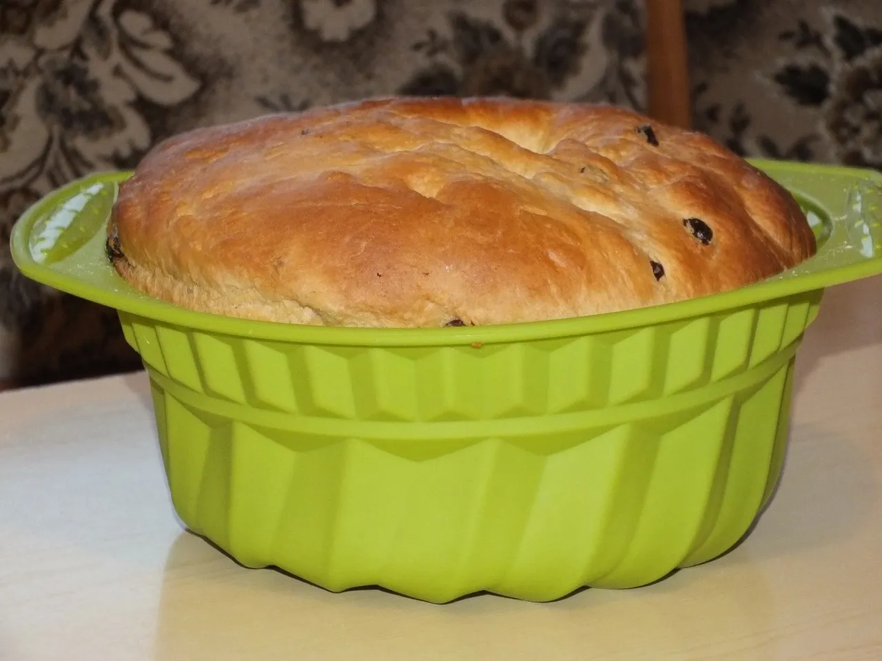 Wielkanocna babka drożdżowa z rodzynkami