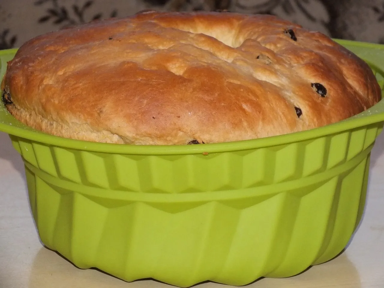 Wielkanocna babka drożdżowa z rodzynkami