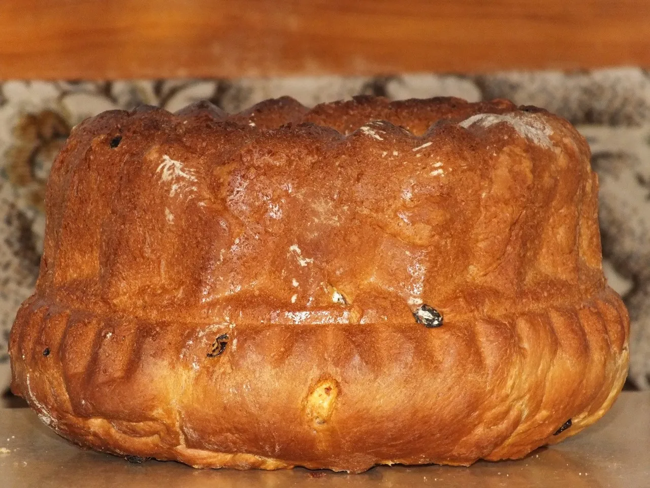 Wielkanocna babka drożdżowa z rodzynkami