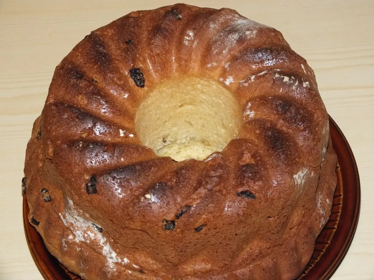 Wielkanocna babka drożdżowa z rodzynkami