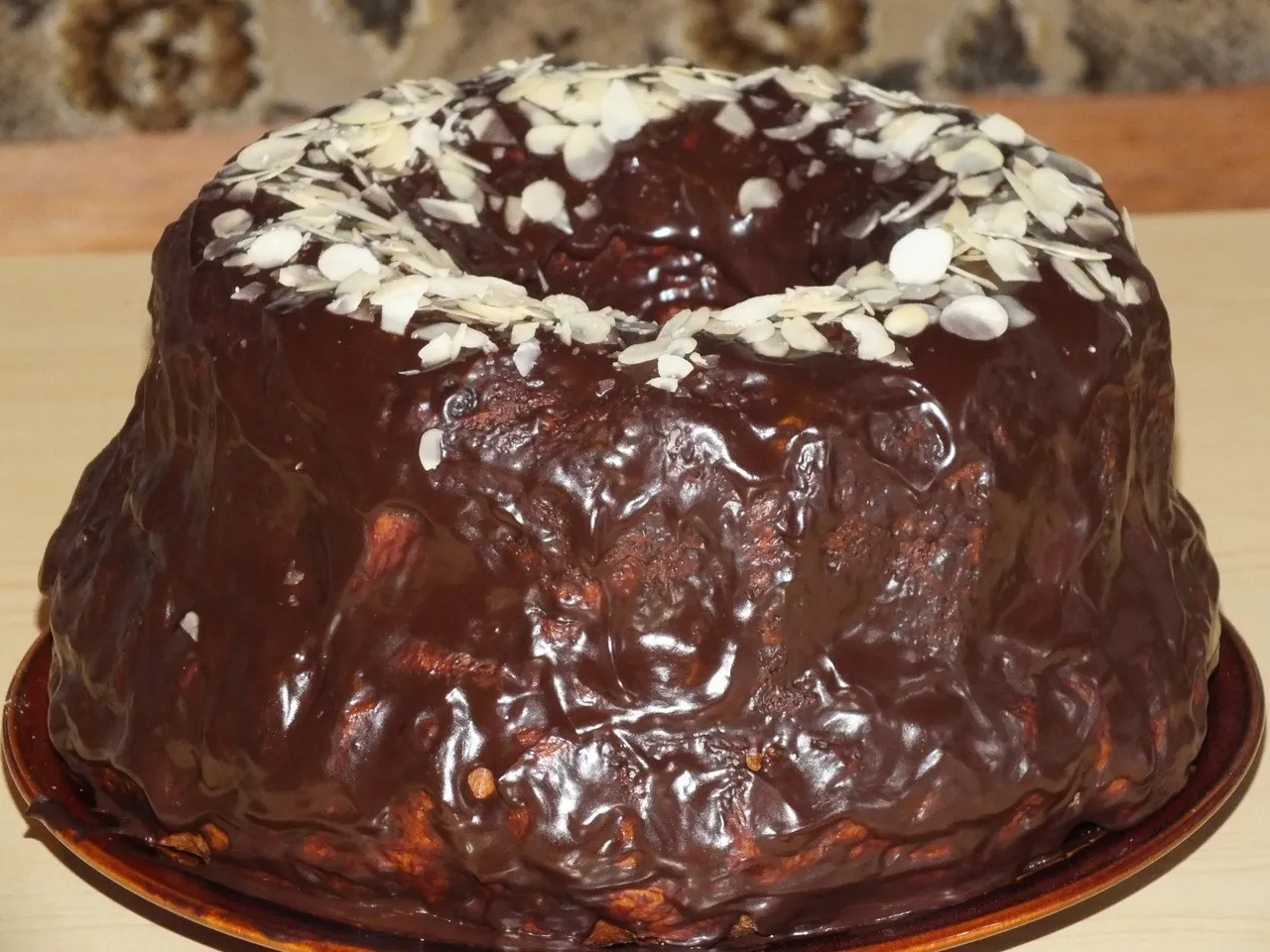 Wielkanocna babka drożdżowa z rodzynkami