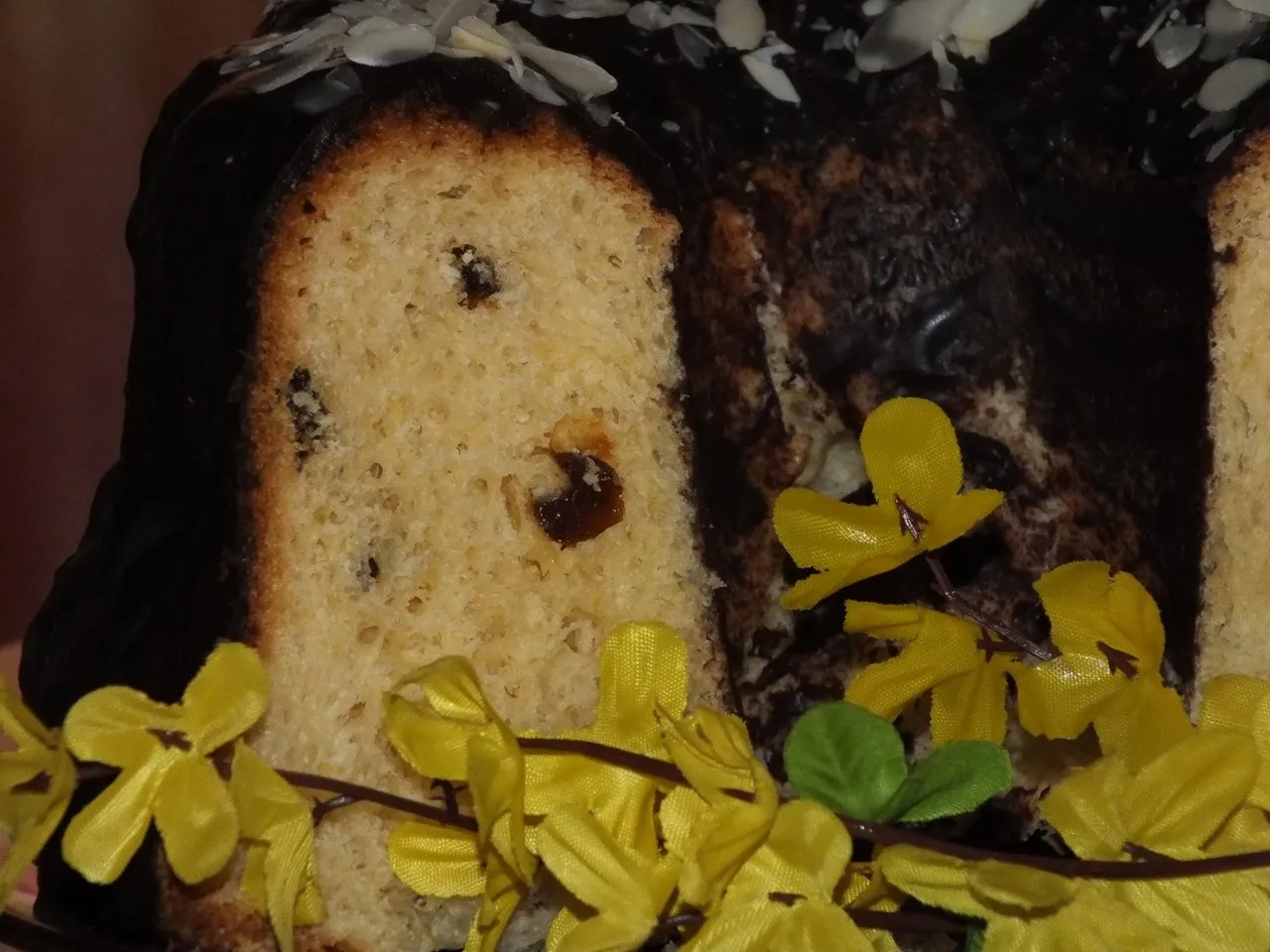 Wielkanocna babka drożdżowa z rodzynkami