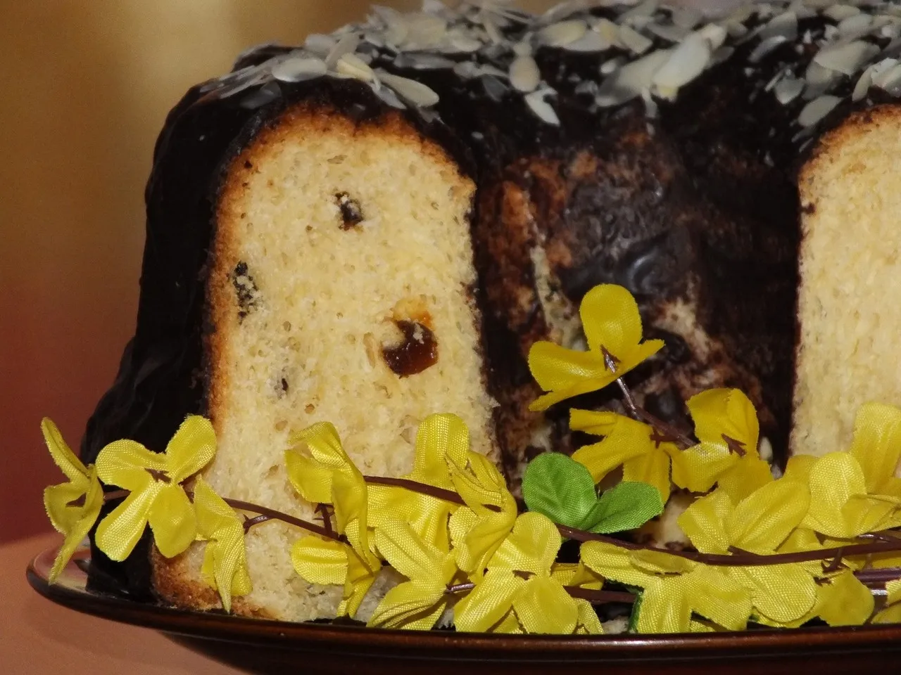 Wielkanocna babka drożdżowa z rodzynkami
