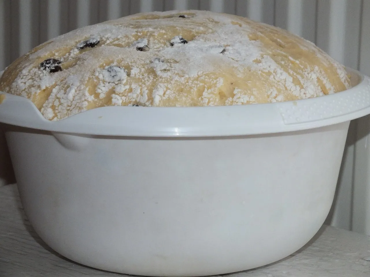 Wielkanocna babka drożdżowa z rodzynkami
