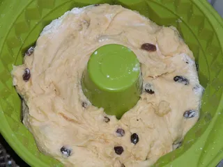 Wielkanocna babka drożdżowa z rodzynkami - 7