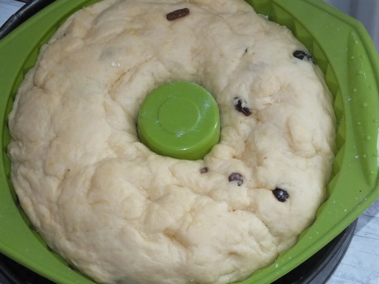 Wielkanocna babka drożdżowa z rodzynkami