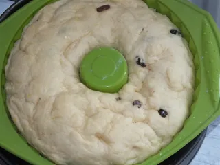 Wielkanocna babka drożdżowa z rodzynkami - 9