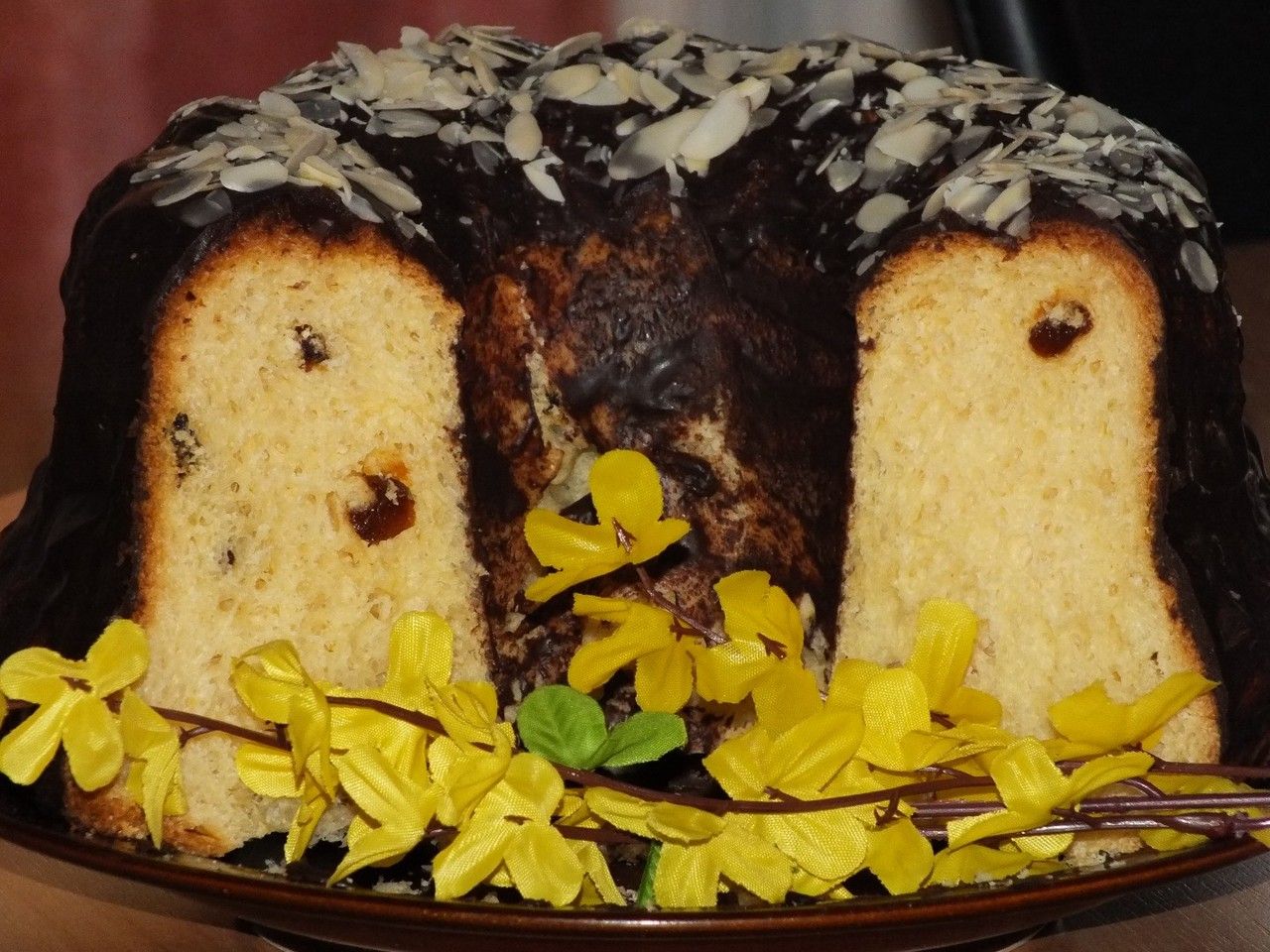 Wielkanocna babka drożdżowa z rodzynkami