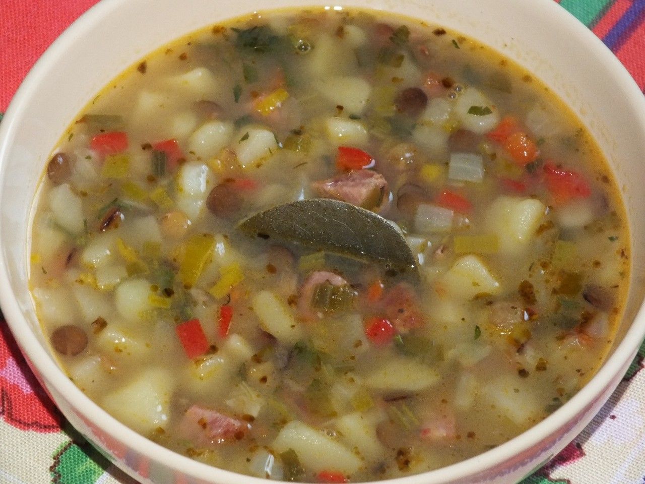 Zupa ziemniaczana z soczewicą na kolorowo