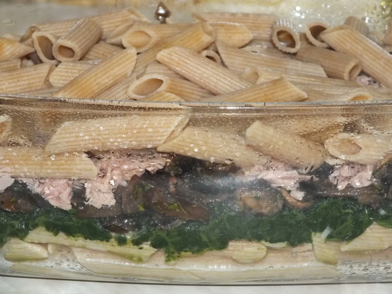Zapiekanka ze szpinakiem, pieczarkami i tuńczykiem