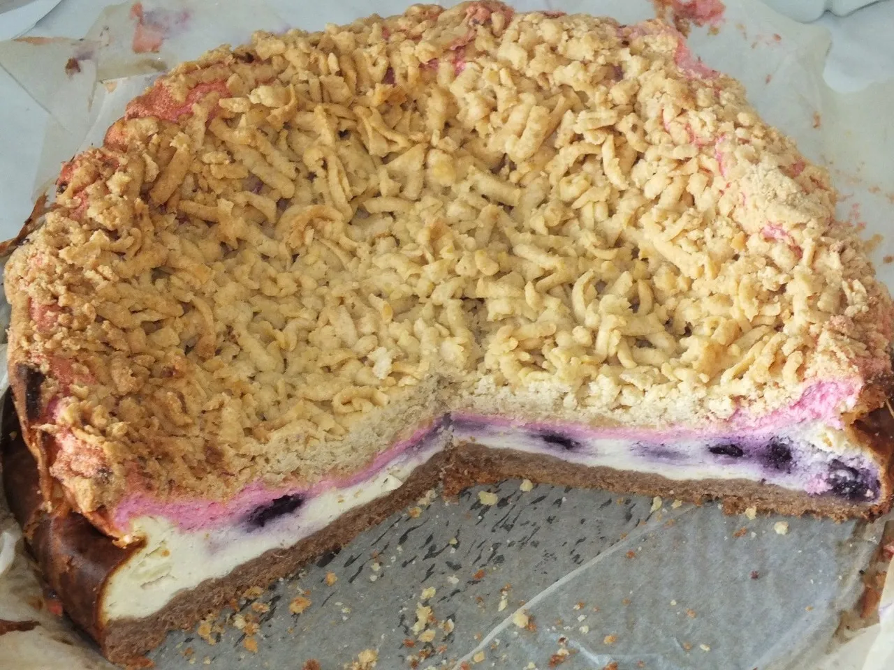 Warstwowe i kolorowe ciasto z jagodami