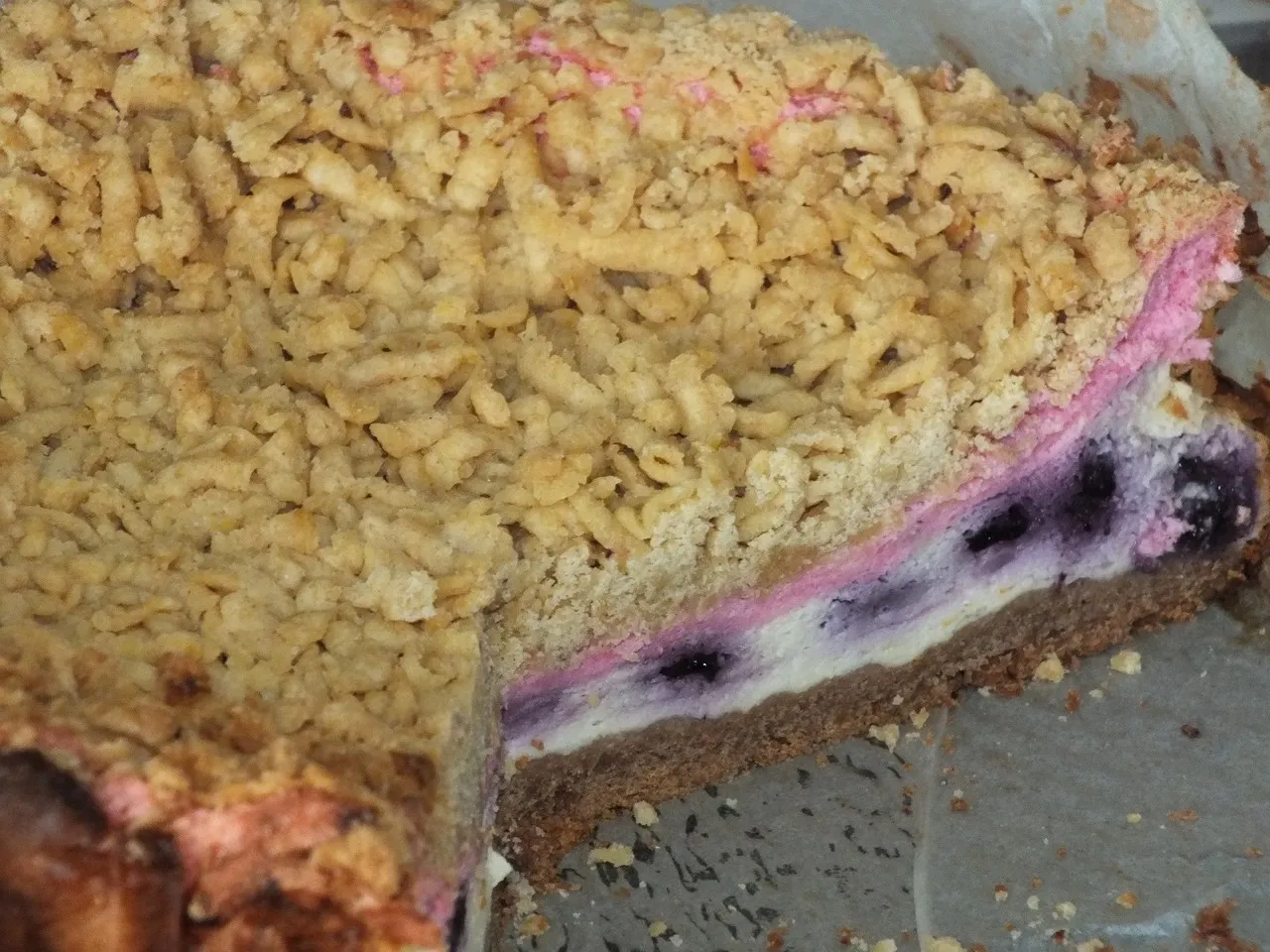 Warstwowe i kolorowe ciasto z jagodami