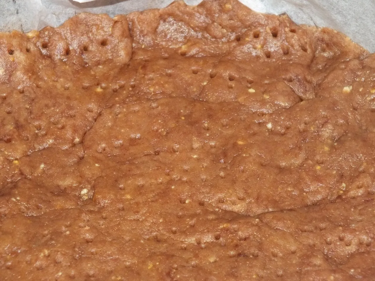 Warstwowe i kolorowe ciasto z jagodami