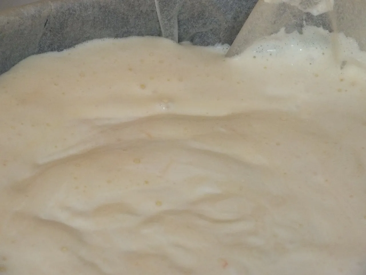 Warstwowe i kolorowe ciasto z jagodami