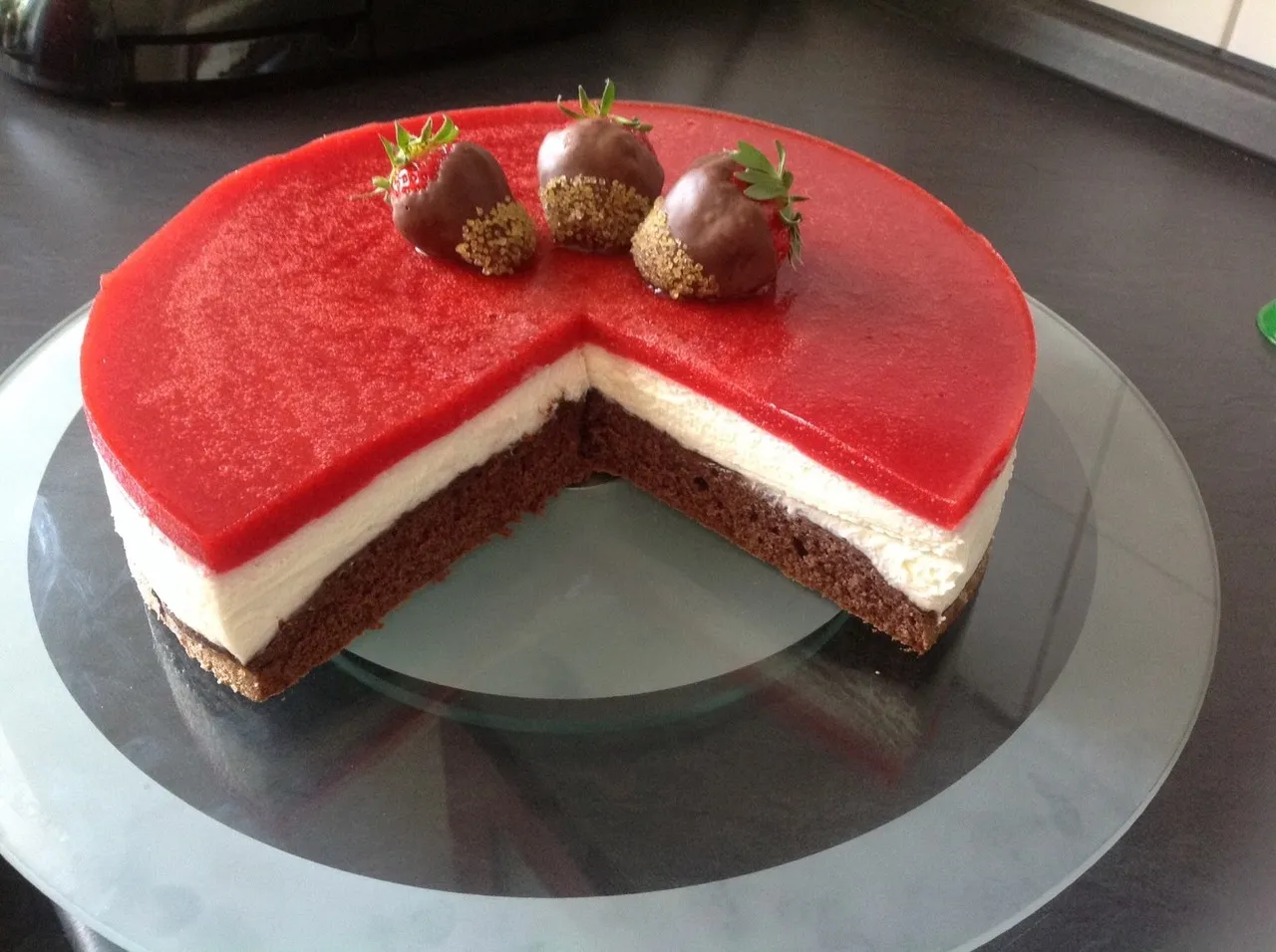 Torcik z mascarpone, truskawkami i czekoladą