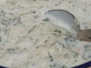 Dip ogórkowy ze świeżymi ziołami - 9