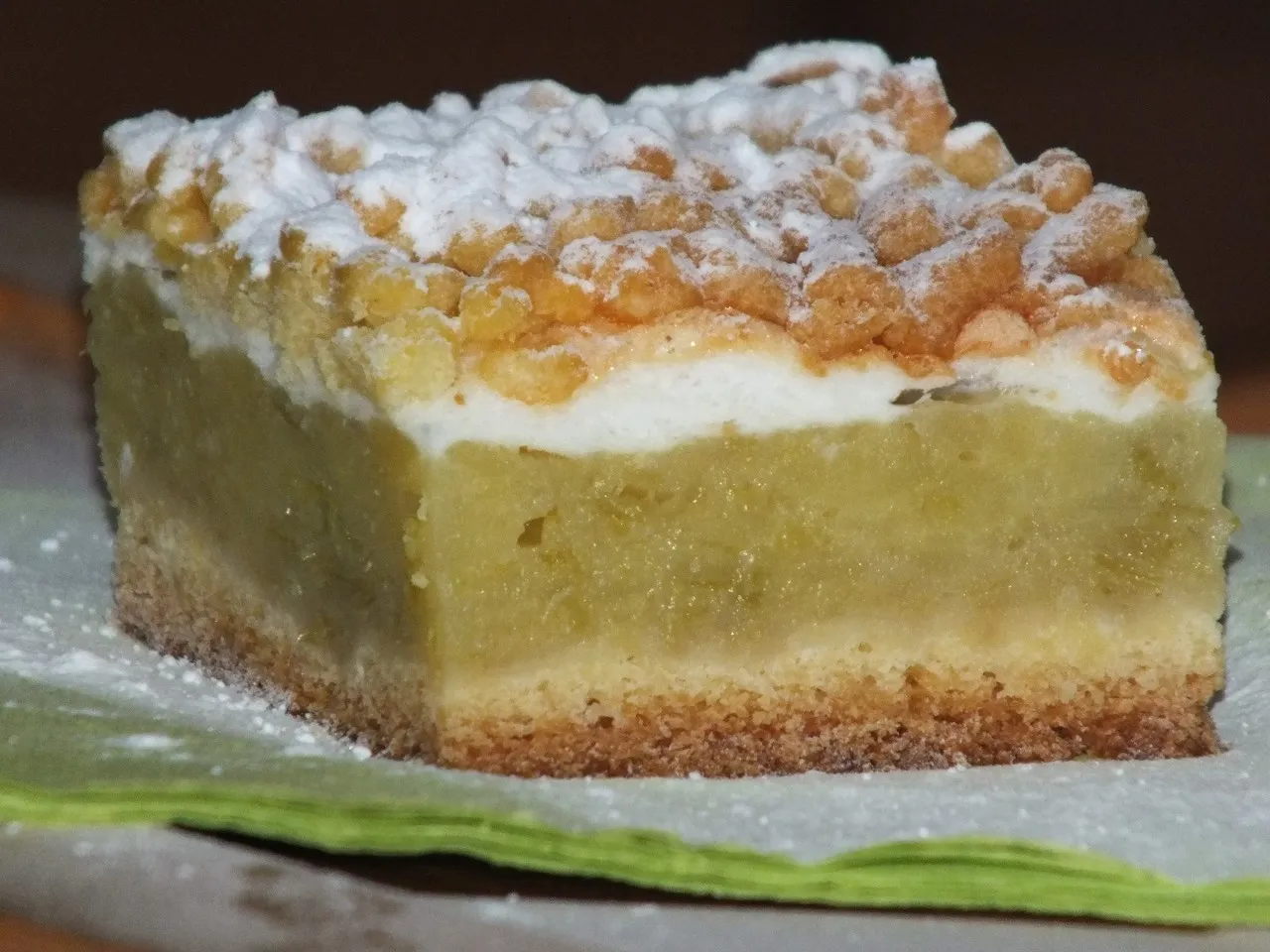 Kruche ciasto z budyniowo-rabarbarową masą