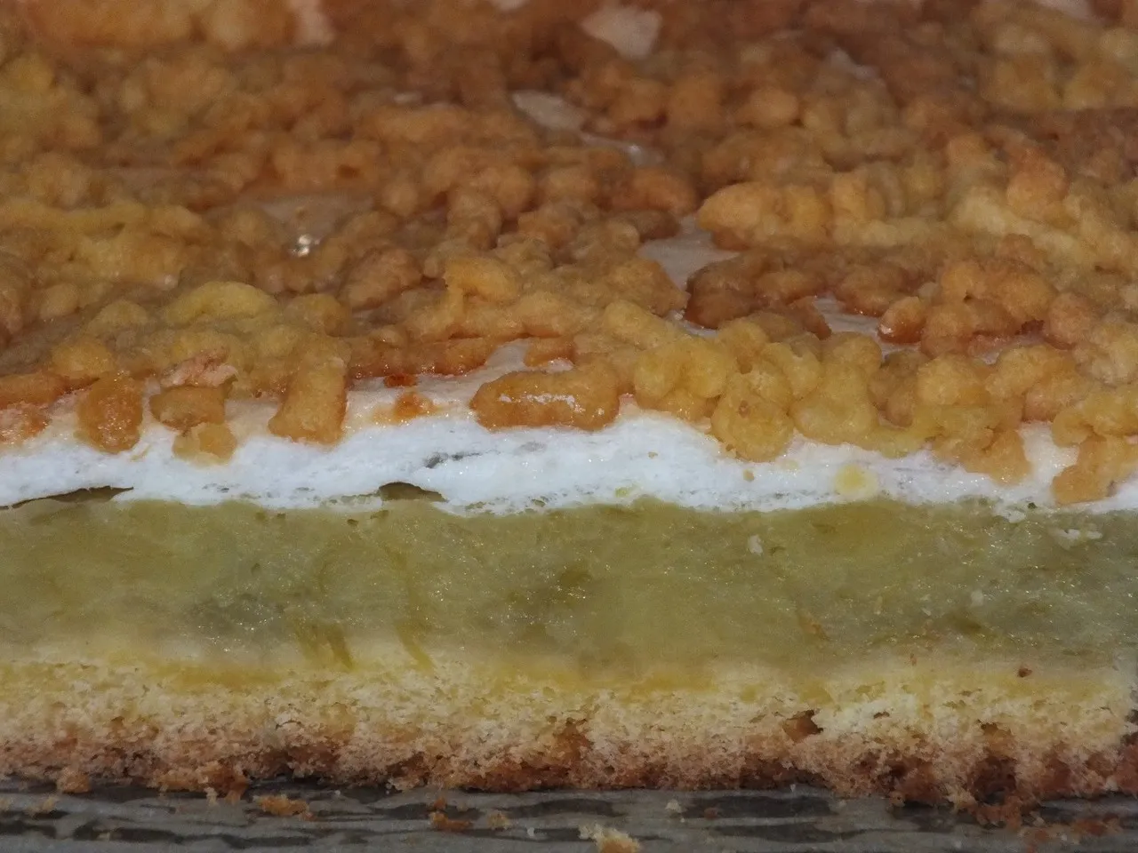 Kruche ciasto z budyniowo-rabarbarową masą