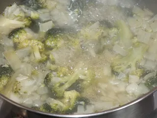 Brokułowa zupa krem na rosole - 11