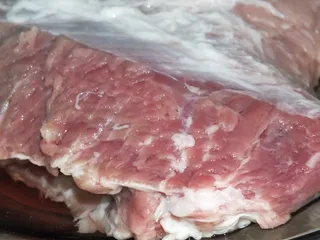 Łopatka wieprzowa z cebulą i czerwoną papryką w sosie - 4