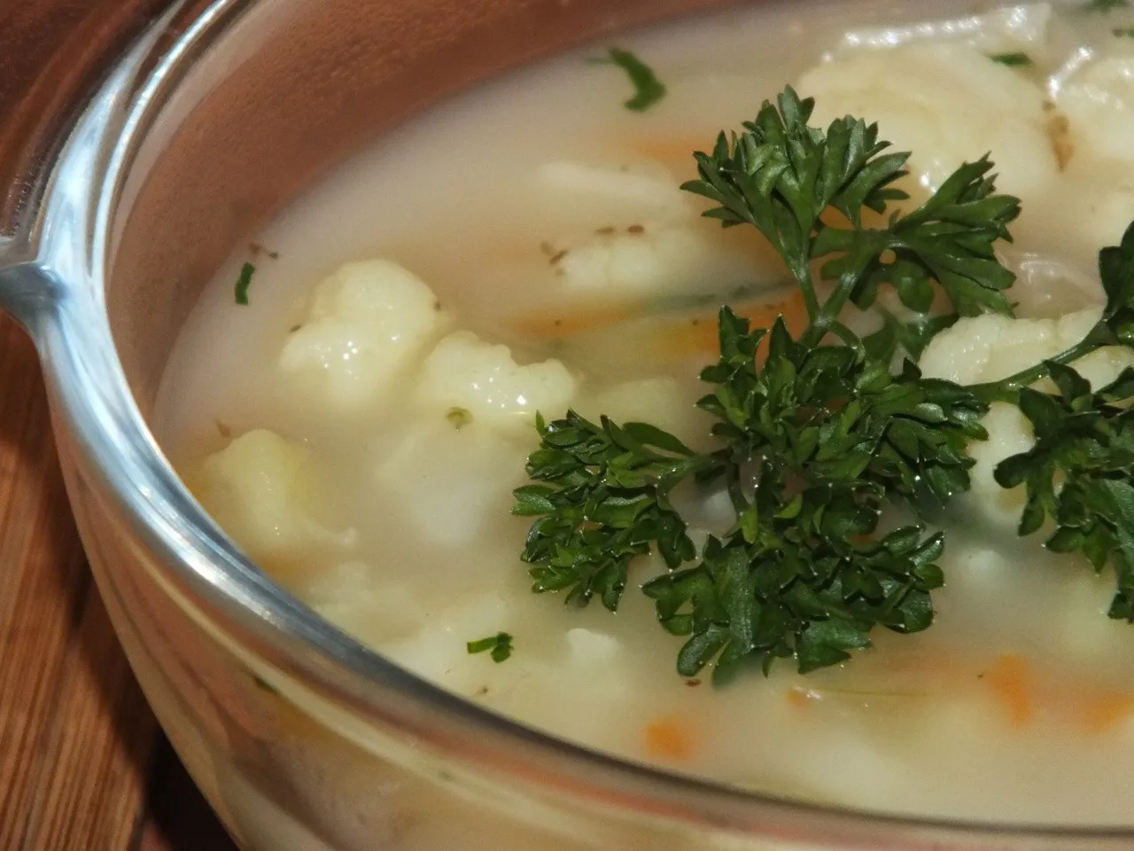 Zupa kalafiorowa ze zdrową nutką cebuli