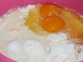 Racuszki z zsiadłego mleka z truskawkami i śmietaną - 4