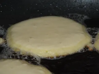 Racuszki z zsiadłego mleka z truskawkami i śmietaną - 7