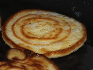 Racuszki z zsiadłego mleka z truskawkami i śmietaną - 9