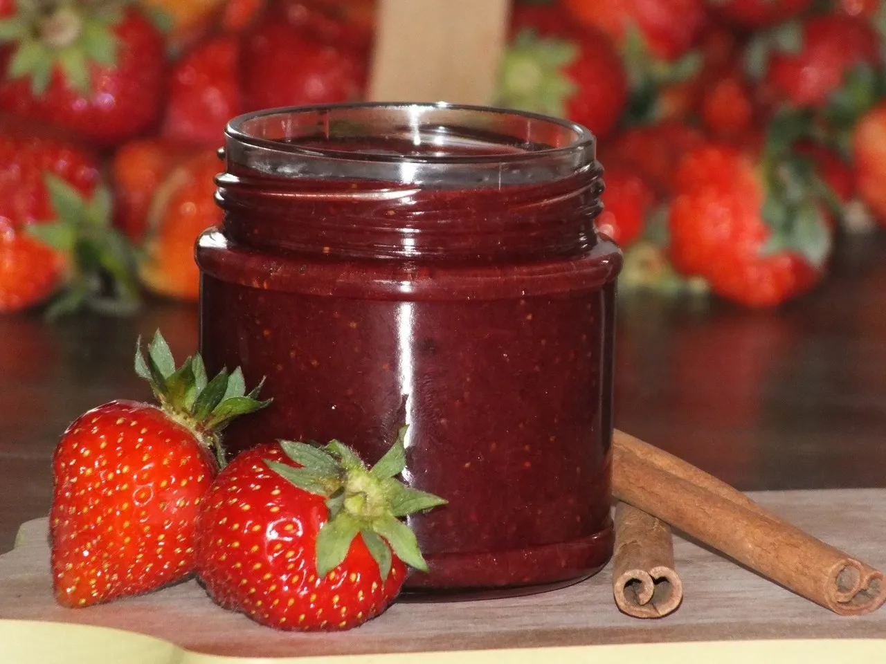 Dżem truskawkowy z aromatyczną nutką cynamonu