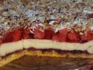 Biszkopt z masą budyniową i masą truskawkową - 1
