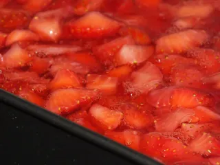 Biszkopt z masą budyniową i masą truskawkową - 12