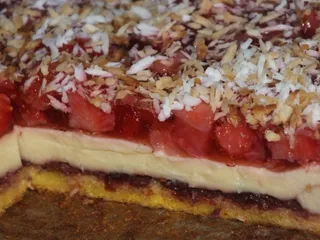 Biszkopt z masą budyniową i masą truskawkową - 3