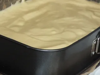 Biszkopt z masą budyniową i masą truskawkową - 4