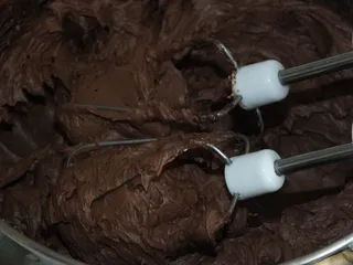 Torcik truflowy z karmelem i śmietanką - 8