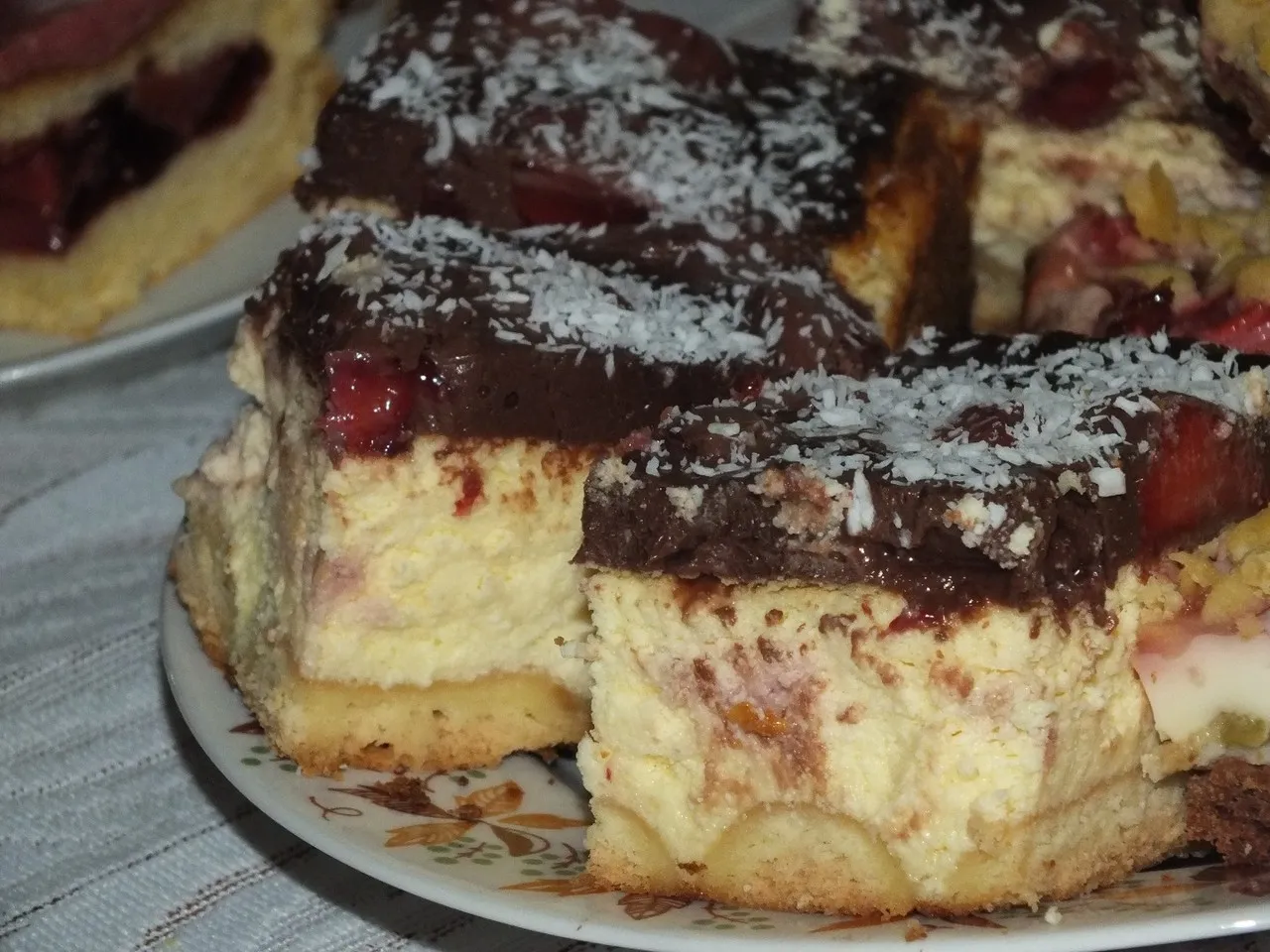 Sernik z truskawkami w polewie czekoladowej
