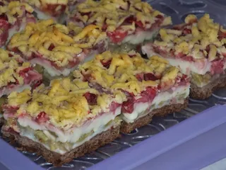Kruche kakaowe ciasto z rabarbarem, budyniem i truskawkami - 1