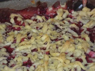 Kruche kakaowe ciasto z rabarbarem, budyniem i truskawkami - 20