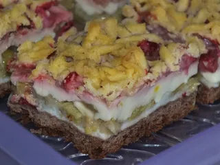 Kruche kakaowe ciasto z rabarbarem, budyniem i truskawkami - 23
