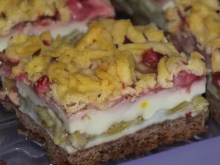 Kruche kakaowe ciasto z rabarbarem, budyniem i truskawkami - 24