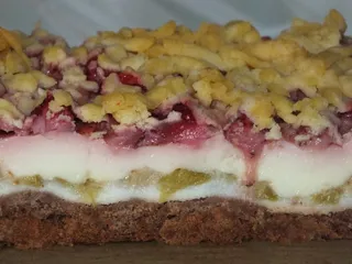Kruche kakaowe ciasto z rabarbarem, budyniem i truskawkami - 26