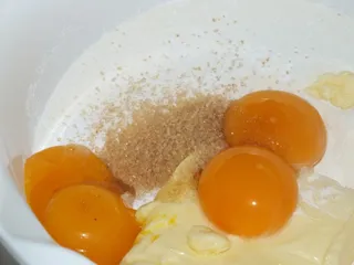 Kruche kakaowe ciasto z rabarbarem, budyniem i truskawkami - 4