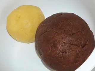 Kruche kakaowe ciasto z rabarbarem, budyniem i truskawkami - 6