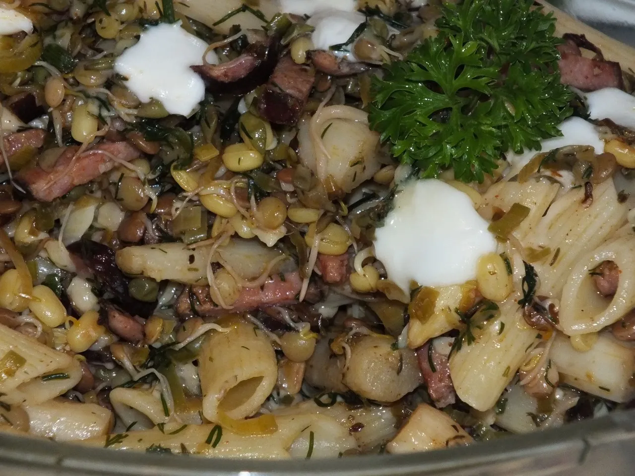 Letnia zapiekanka makaronowa ze szparagami i koperkiem