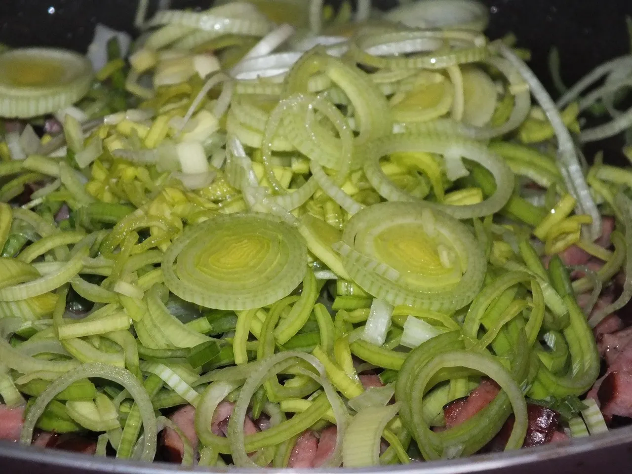 Letnia zapiekanka makaronowa ze szparagami i koperkiem