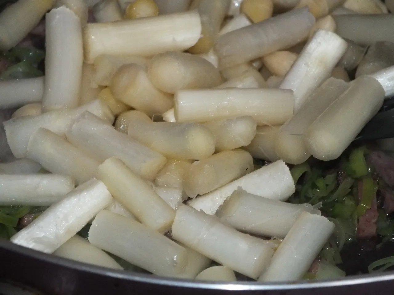 Letnia zapiekanka makaronowa ze szparagami i koperkiem