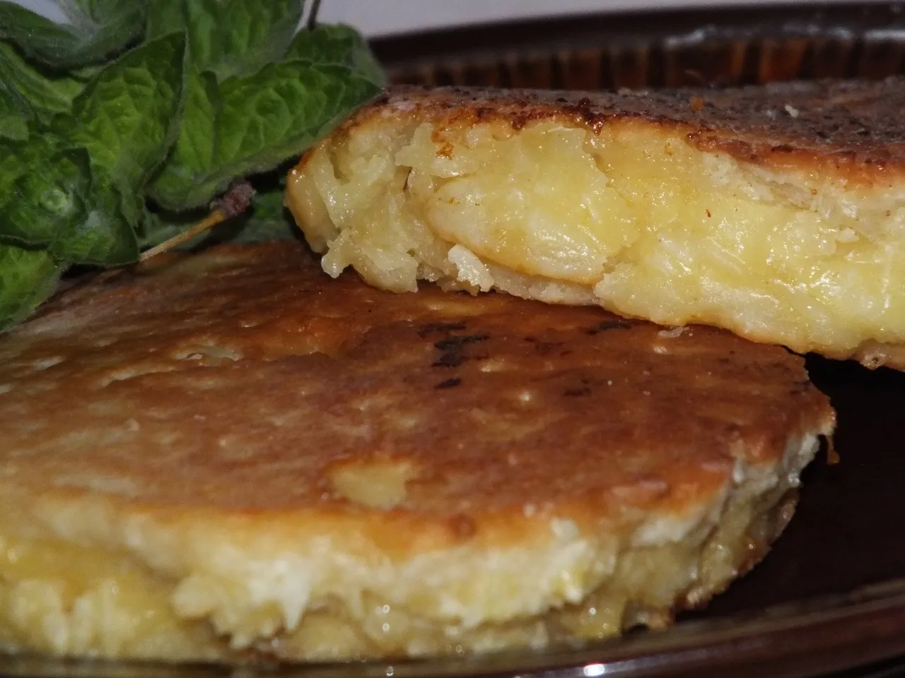Świeży ananas smażony w kokosowym cieście